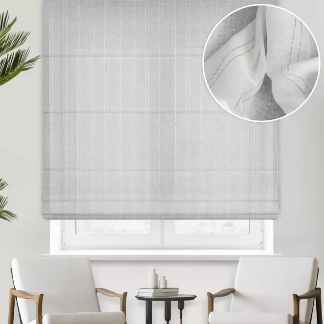 Roleta rzymska naturalno beżowa z matowej tkaniny, przetykana delikatną połyskującą nicią, wykończona obciążnikiem