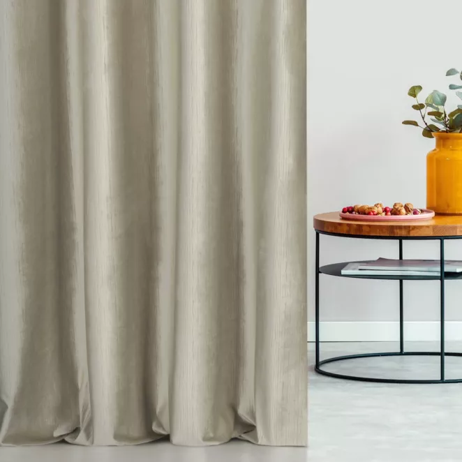 Zasłona szyta na taśmie 5 cm beżowa z tkaniny welwetowej w pionowe prążki, wykończona obciążnikiem