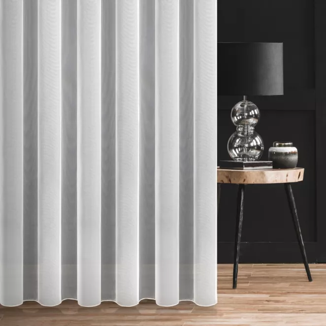 Firana szyta na taśmie 5 cm PADVA kremowa z delikatnej w dotyku połyskliwej tkaniny PERU, wykończona obciążnikiem