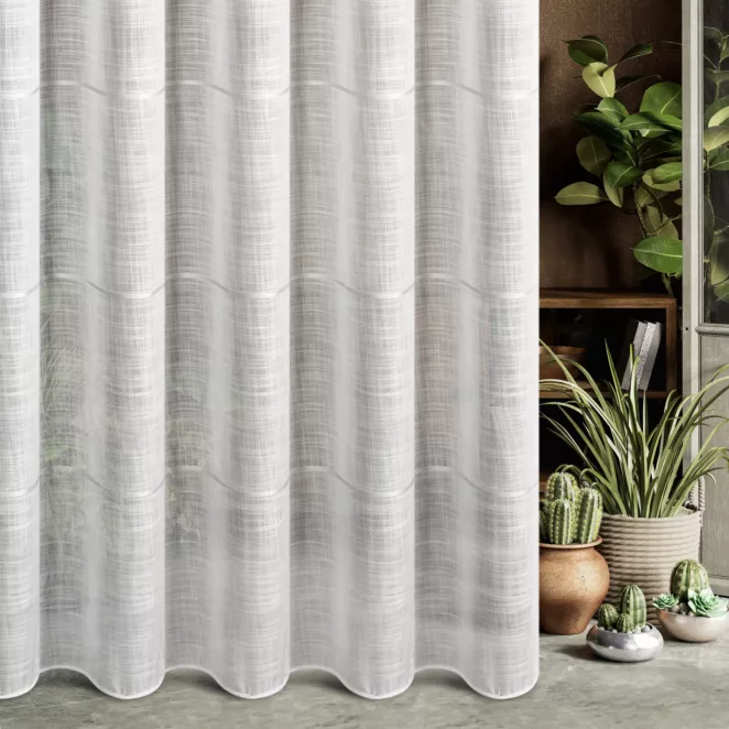 Firana szyta na taśmie 5 cm biała z matowej miekkiej etaminy ozdobionej cienkimi paseczkami, wykończona obciążnikiem