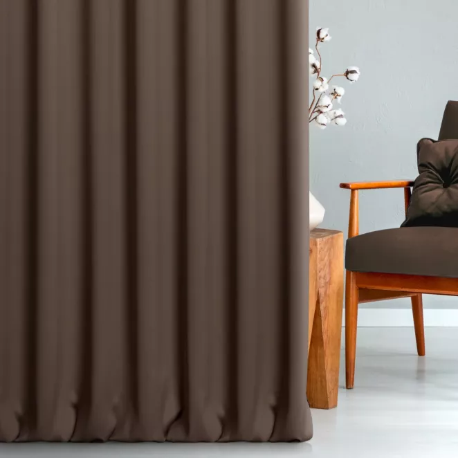 Zasłona szyta na taśmie 5 cm brązowa z gładkiej zaciemniającej tkaniny typu dimout