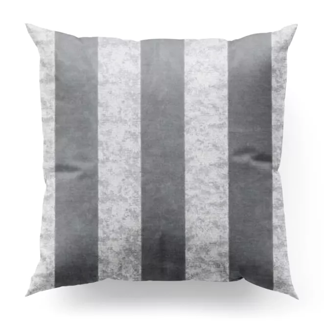 Poszewka szyta CALVIA1 srebrna z szenilowej tkaniny w klasyczne pionowe pasy przetykane błyszczącą nicią