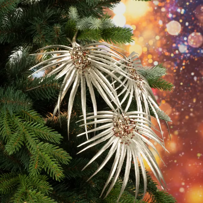 Gałązka świąteczna zdobiona cekinami i brokatem