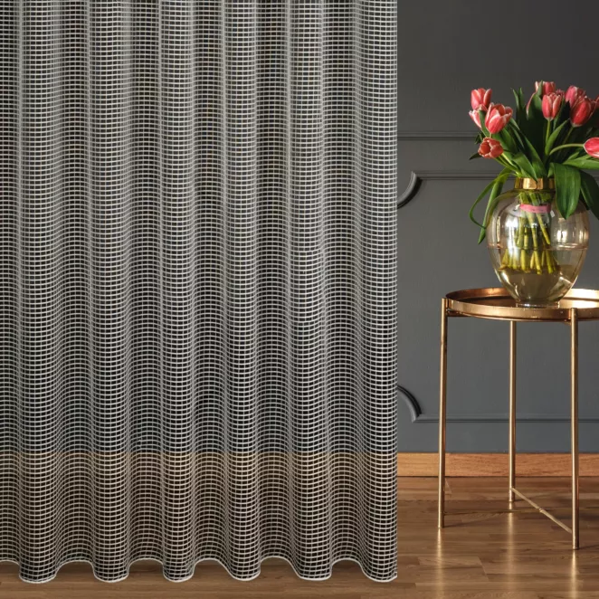 Firana szyta na taśmie fala naturalno popielata z grubej, eleganckiej siatki, o prostym klasycznym splocie