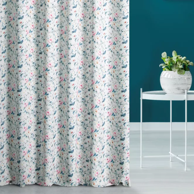 Zasłona szyta na taśmie 5 cm jasnokremowo turkusowa z tkaniny o naturalnym splocie z nadrukowanym kwiatowym wzorem