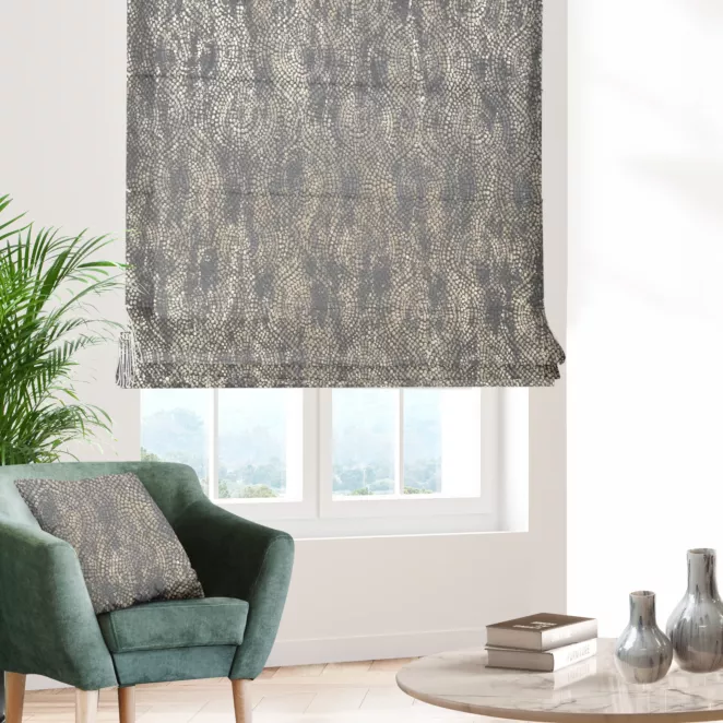 Roleta rzymska grafitowo złocista z grubej, welwetowej tkaniny z geometrycznym wzorem, zdobiona delikatnie połyskującym nadrukiem