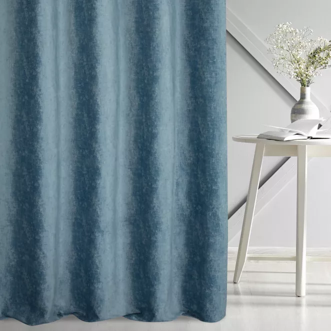 Zasłona szyta na taśmie 5 cm jasnoniebieska z tkaniny szenilowej z efektem przecierki