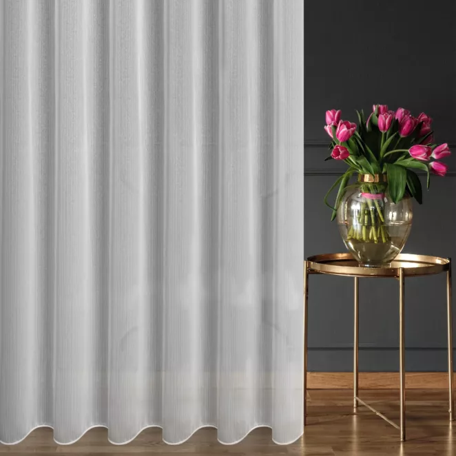 Firana szyta na taśmie 5 cm biała z miękkiej tkaniny o lekkim splocie i delikatnym połysku, wykończona obciążnikiem