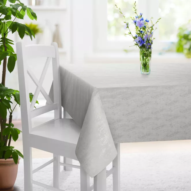 Obrus szyty jasnobeżowy z tkaniny szenilowej z efektem przecierki