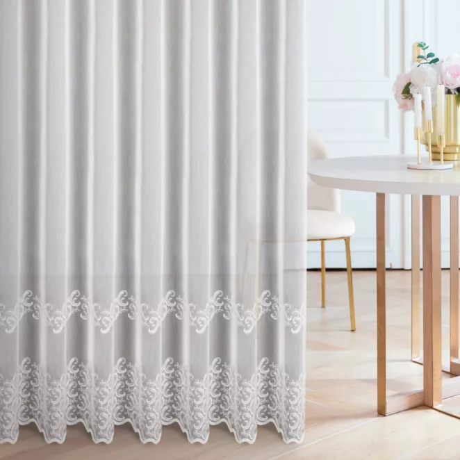 Firana szyta na taśmie 5 cm biała z matowej tkaniny ozdobionej ornamentowym haftem z efektem ażuru