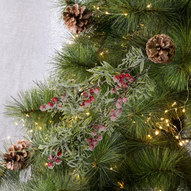 Gałązka z czerwonymi jagodami z efektem szronu