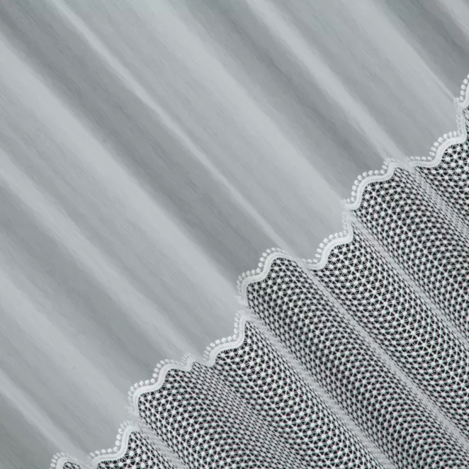 P275/3 Firana szyta na taśmie 5 cm biała z tkaniny batystowej ozdobionej szeroką aplikacją