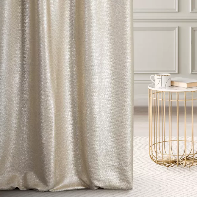 Zasłona szyta na taśmie 5 cm MATTEO złocista z grubotkanej nowoczesnej tkaniny z błyszczącym nadrukiem