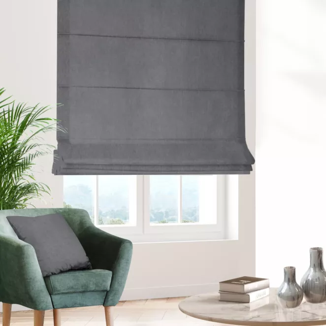 Roleta rzymska stalowo popielata z tkaniny zaciemniającej 100% blackout, o strukturze weluru