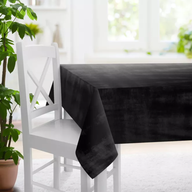 Obrus szyty SAFARI 1 czarny z miękkiej welwetowej tkaniny z połyskiem i poziomym prążkiem