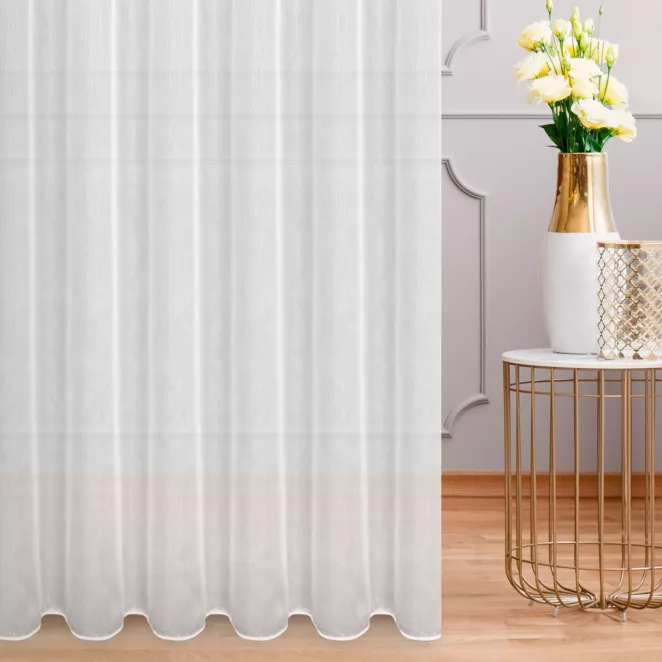 Tkanina firanowa pokryta delikatnym strukturalnym, fantazyjnym wzorem wykończona obciążnikiem