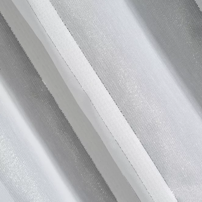 L37/4 Firana szyta na taśmie 5 cm HERRA biało srebrna z lekko błyszczącej tkaniny w wąskie paski