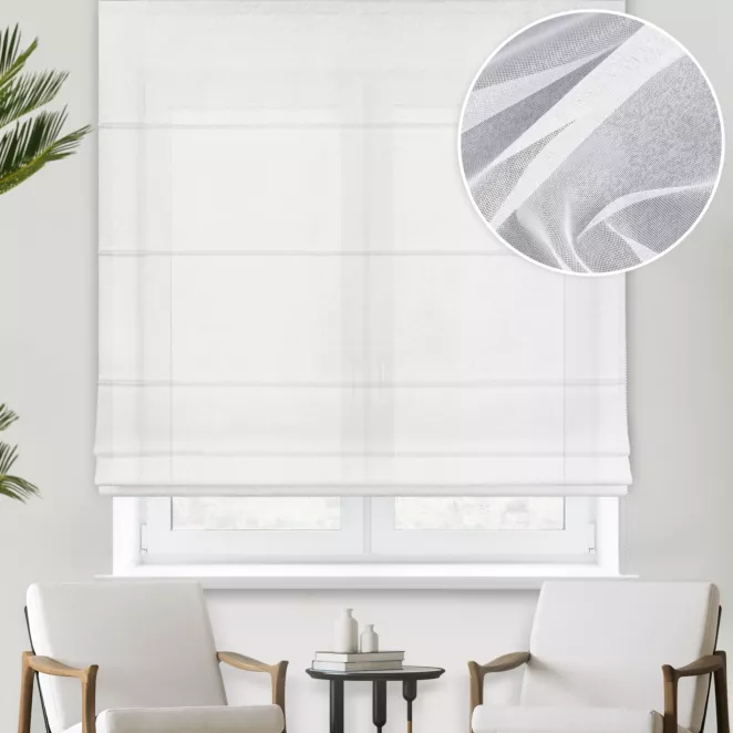 Roleta rzymska biała z gładkiej markizety o gęstym splocie i subtelnym połysku wykończona obciążnikiem