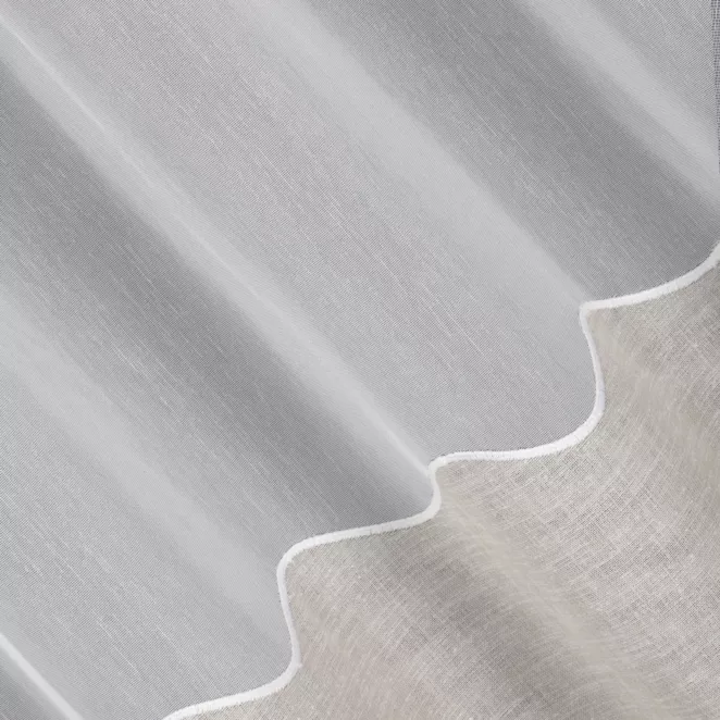 P294/4 Firana szyta na taśmie 5 cm biało naturalna z matowej tkaniny wykończonej szerokim pasem kornelii