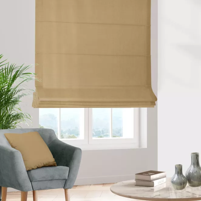 Roleta rzymska jasnobeżowa z gładkiej tkaniny z delikatnym połyskiem