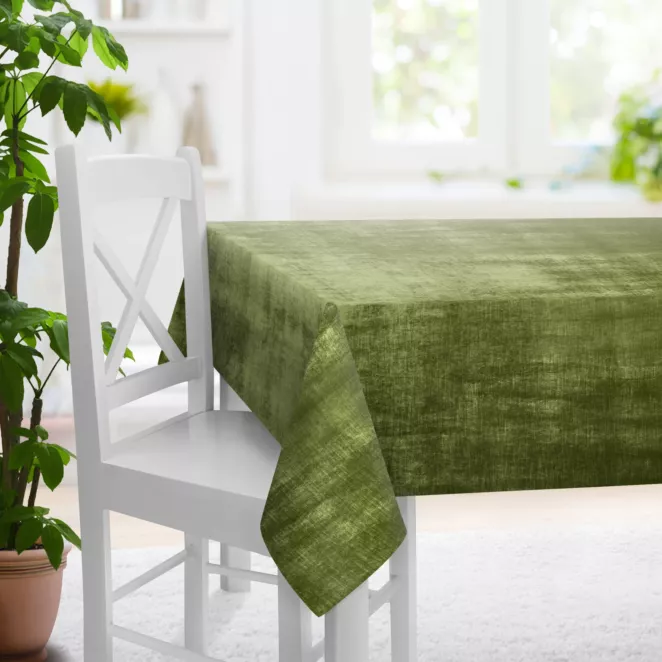 Obrus szyty SAFARI 1 oliwkowy z miękkiej welwetowej tkaniny z połyskiem i poziomym prążkiem