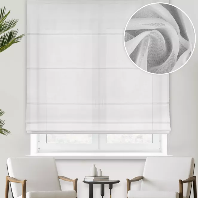 Roleta rzymska biała z delikatnej, miękkiej żorżety o wyraźnym splocie, wykończona obciążnikiem