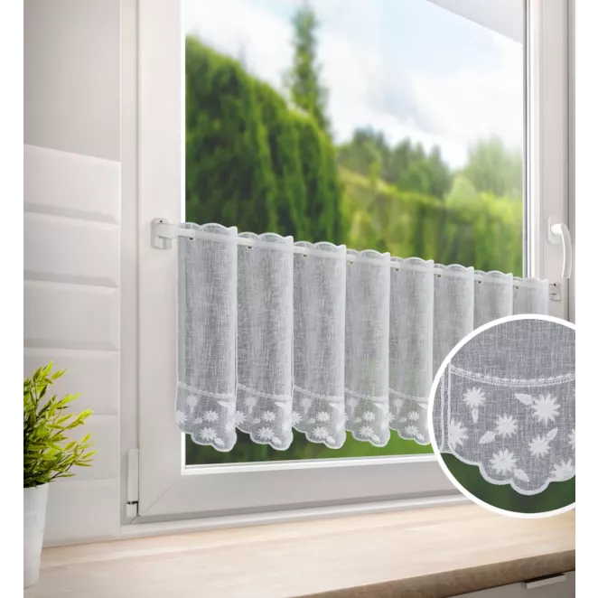 Tkanina firanowa zazdrostka z etaminy zdobiona haftem drobnych kwiatów