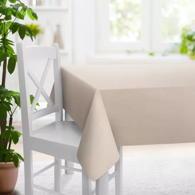 Obrus szyty złoty z półprzezroczystej tkaniny o wyglądzie drobnego deszczyku i delikatnym połysku, wykończona obciążnikiem