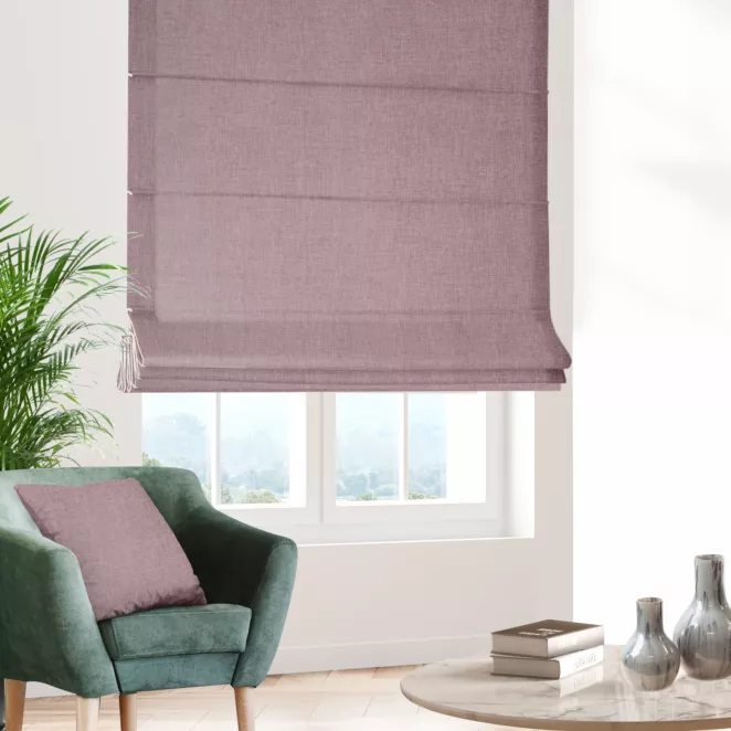 Roleta rzymska pudrowo różowa z szenilowej tkaniny z dodatkiem połyskującej nici