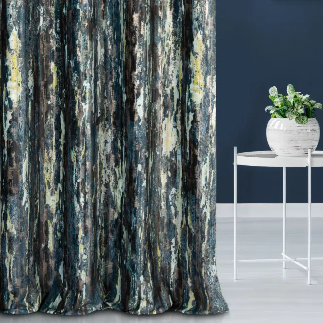 Zasłona szyta na taśmie 5 cm granatowo czarna miękka, welwetowa, z przecieranym wzorem i błyszczącym złocistym nadrukiem