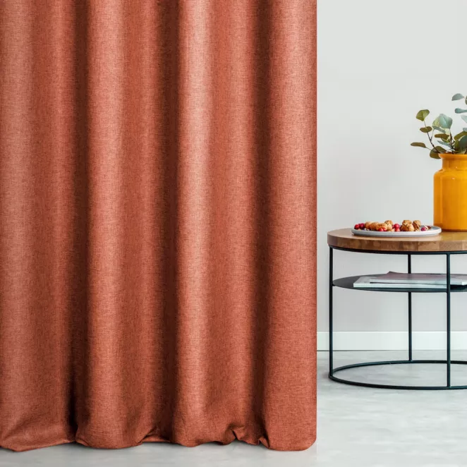 Zasłona szyta na taśmie 5 cm ceglasta z tkaniny trudnopalnej, zaciemniającej, typu blackout z efektem melanżu