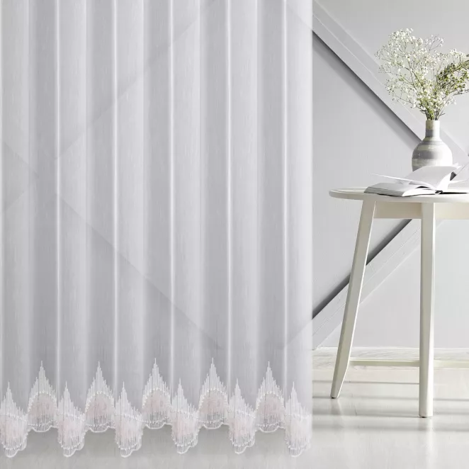 Firana szyta na taśmie 5 cm naturalno pudrowa z matowej tkaniny ADEN ozdobionej haftem i perełkami Italissima Eva Minge