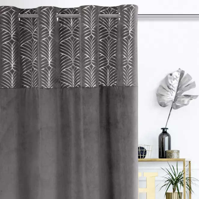 Zasłona z welwetu z ozdobnym pasem ze srebrnym nadrukiem w górnej części