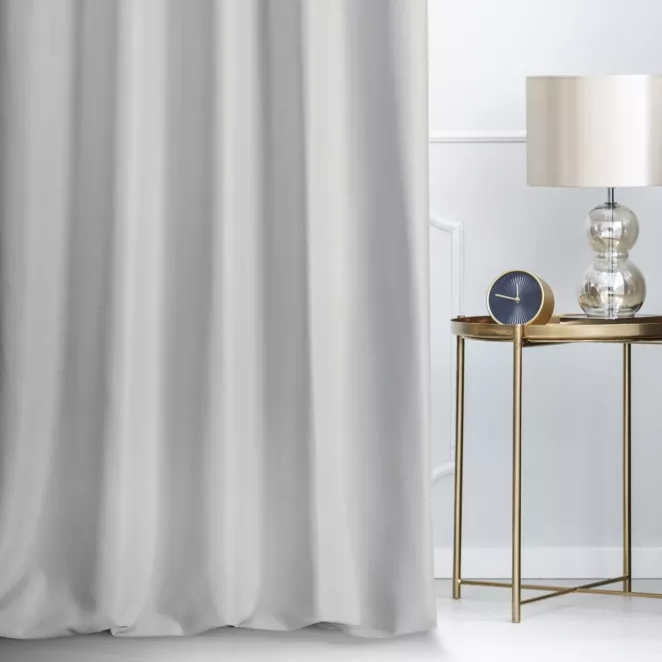 Zasłona szyta na taśmie 5 cm LUXOR jasnosrebrna z eleganckiej lśniącej tkaniny o drobnym splocie