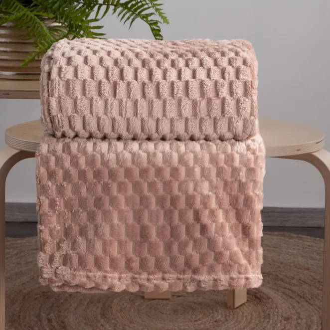 Narzuta na fotel-koc 70x160 cm pudrowa miękka i miła w dotyku z wytłaczanym wzorem 3D CINDY 6 Design 91