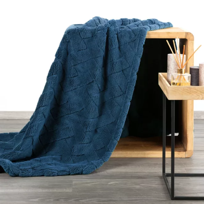 Koc flano 150x220 cm granatowy zdobiony wytłaczanym wzorem CARO Design 91
