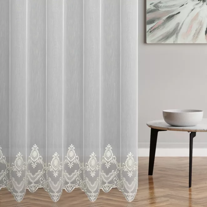 Firana szyta na taśmie 5 cm biało złota z miękkiej tkaniny typu Aden, pokryta eleganckim haftem