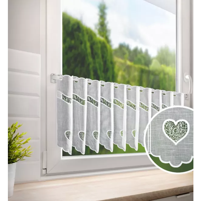 Tkanina firanowa zazdrostka z etaminy zdobiona ażurowym haftem serduszek