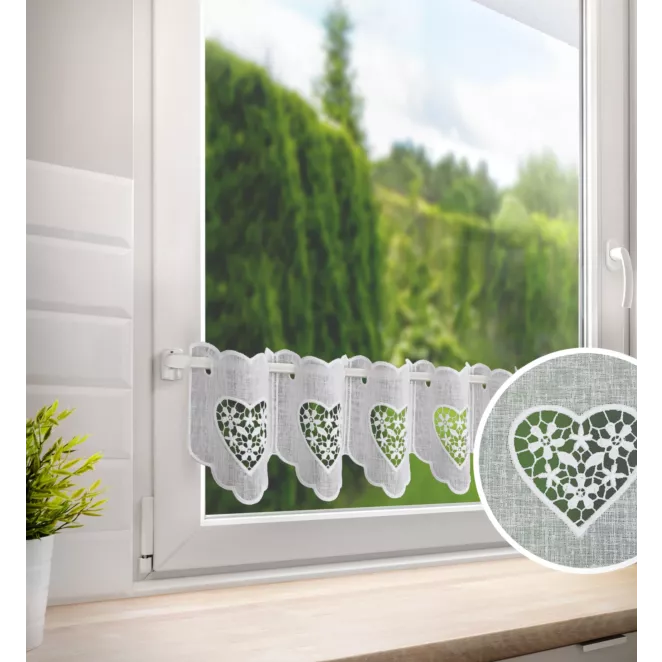 Tkanina firanowa zazdrostka z etaminy zdobiona haftowanymi ażurowymi sercami