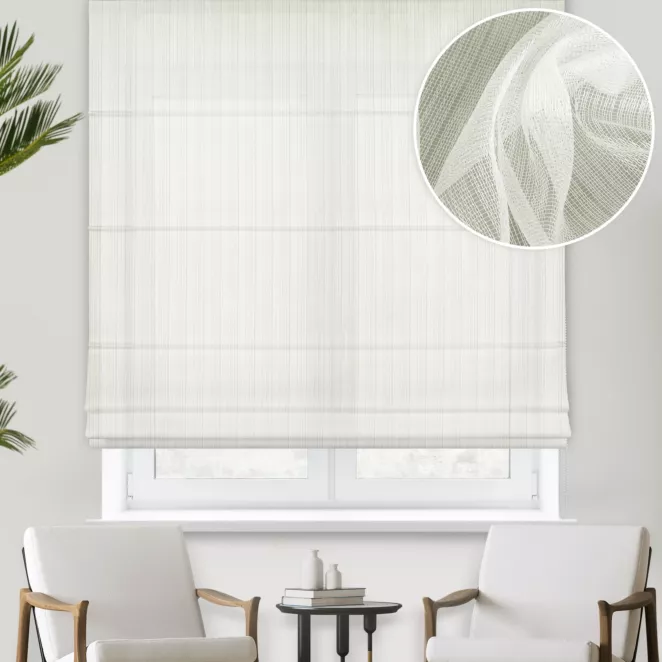 Roleta rzymska kremowa z delikatnego materialu z efektem deszczyku, wykończona obciąznikiem