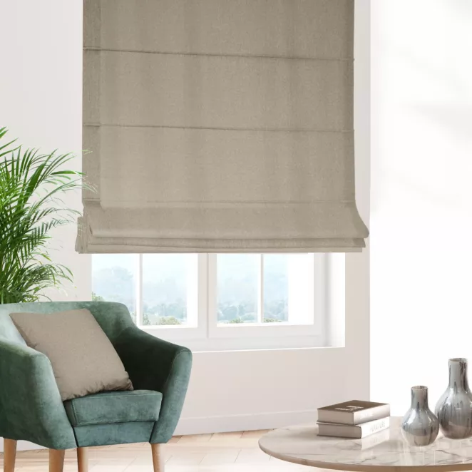 Roleta rzymska beżowa z półmatowej etaminy z efektem melanżu, wykończona obciążnikiem