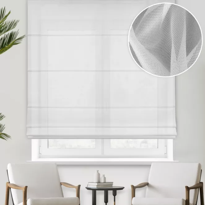 Roleta rzymska popielata z siatki o wyraźnym splocie i lekkim połysku, wykończona obciążnikiem