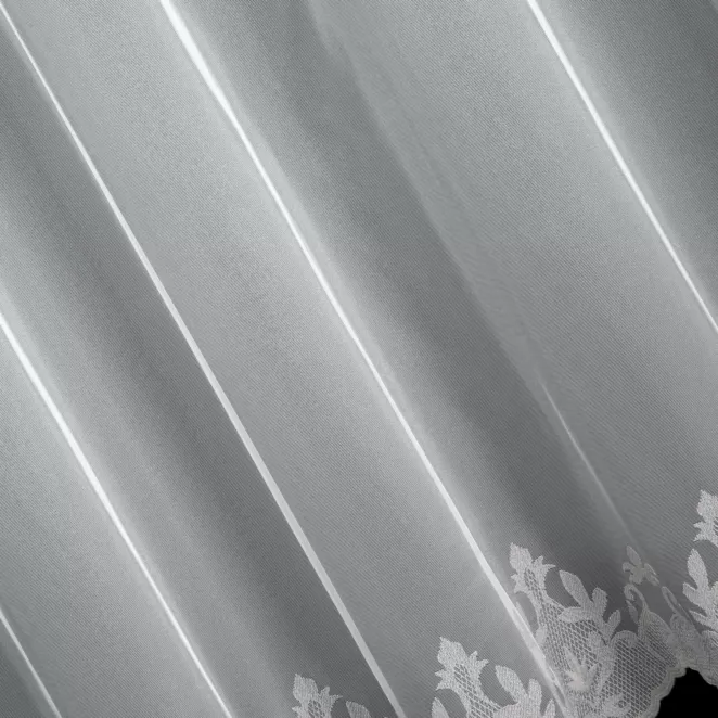 R128/4 Firana szyta na taśmie 5 cm naturalno srebrna z delikatnie połyskującej tkaniny PERU, zdobionej u dołu haftem