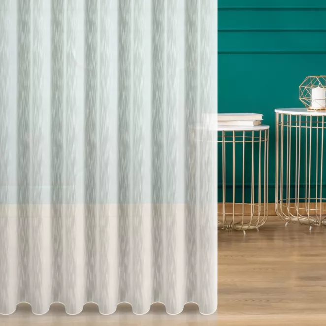 Firana szyta na taśmie 5 cm kremowa z delikantej, lejącej tkaniny z efektem deszczyku w postaci pionowych, nieregularnych linii, wykończona obciążnikiem