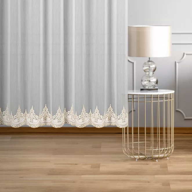 Firana szyta na taśmie 5 cm SHARK kremowo beżowa z delikatnej matowej tkaniny ozdobionej miękkim, łańcuszkowym haftem