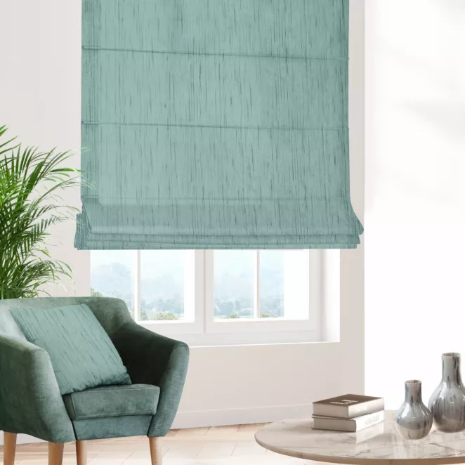 Roleta rzymska morska z tkaniny welwetowej w pionowe prążki, wykończona obciążnikiem