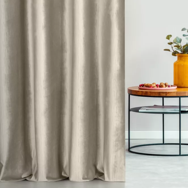 Zasłona szyta na taśmie 5 cm jasnobeżowa z tkaniny welwetowej w pionowe prążki, wykończona obciążnikiem