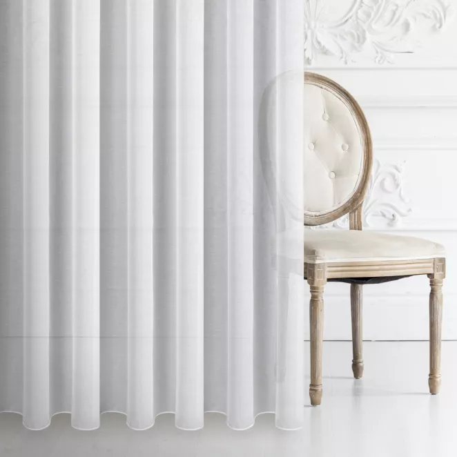 Tkanina firanowa etamina, przeplatana błyszczącą nicią, o gęstym splocie, wykończona obciążnikiem