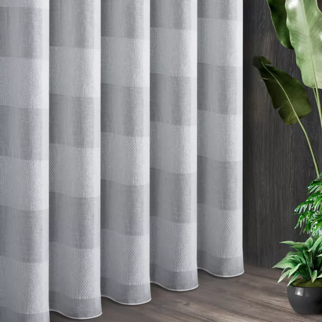 Tkanina firanowa etamina przypominająca len, z poziomymi pasami przetykanymi srebrną nitką, o gęstym splocie, wykończona obciążnikiem