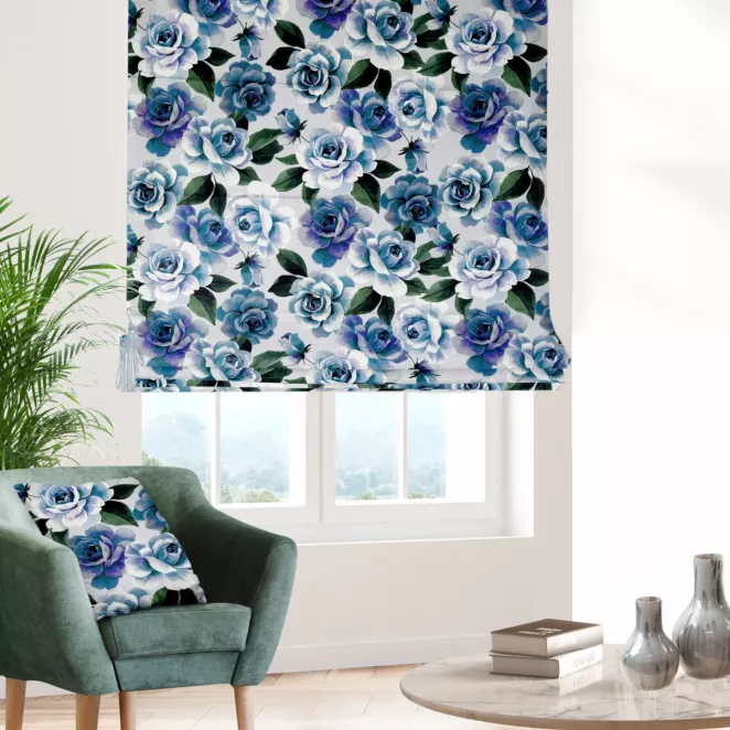 Roleta rzymska ESHTER biało turkusowa z miękkiej tkaniny typu blackout drukowanej w malarski kwiatowy wzór